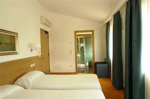 Albergo Al Caminetto Torbole Sul Garda Extérieur photo